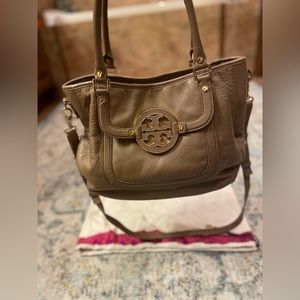 Tory Burch Purse Amanda Hobo Cross Body in Tan/Gold & protective bag